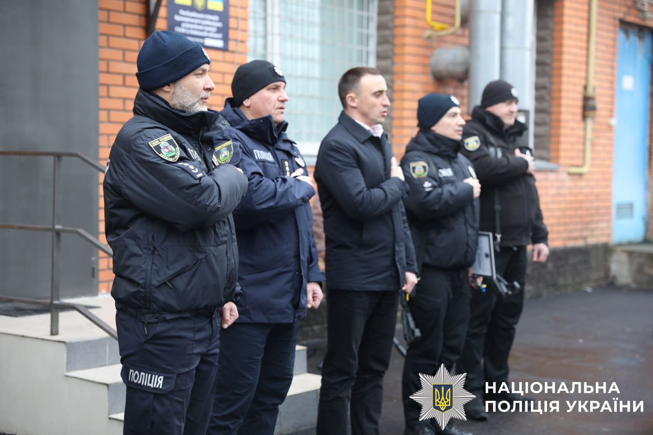 На фото учасники відкриття поліцейської станції.
