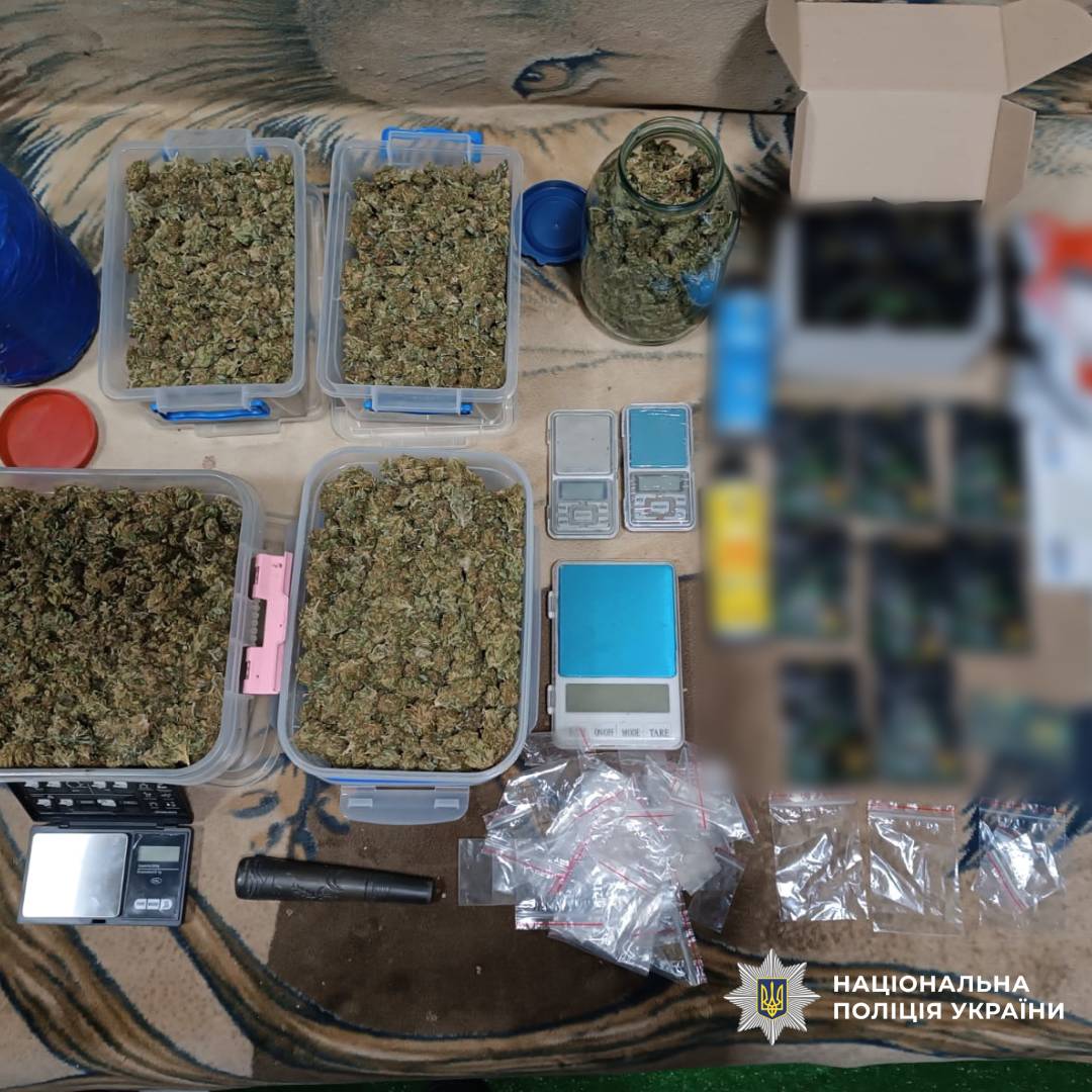 Поліцейські Харківщини викрили групу наркозбувачів та вилучили канабіс на суму близько 2,6 мільйона гривень