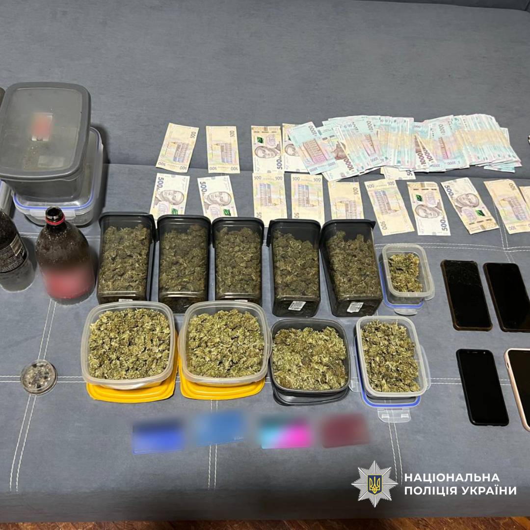 Поліцейські Харківщини викрили групу наркозбувачів та вилучили канабіс на суму близько 2,6 мільйона гривень