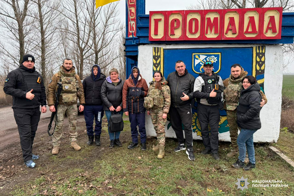 Правоохоронці біля стели з написом “ГРОМАДА”.