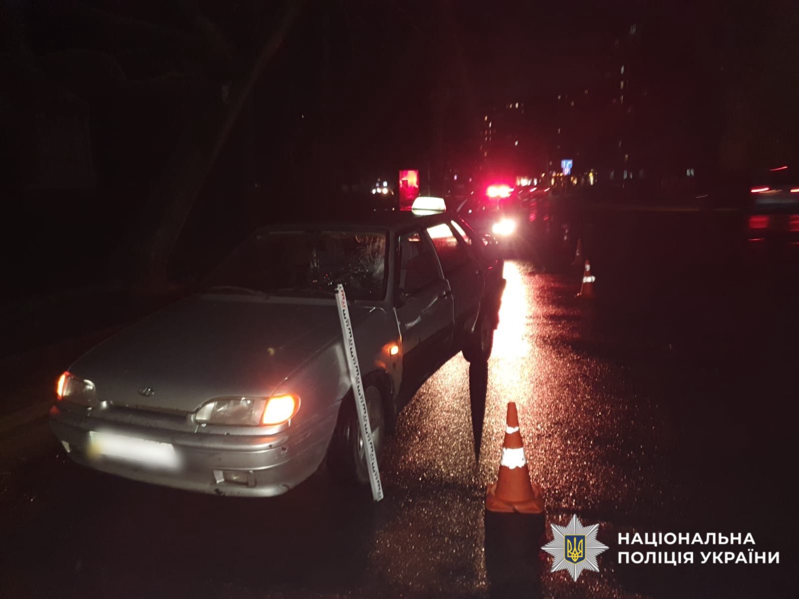 На фотографії зображено автомобіль, який є учасником ДТП.
