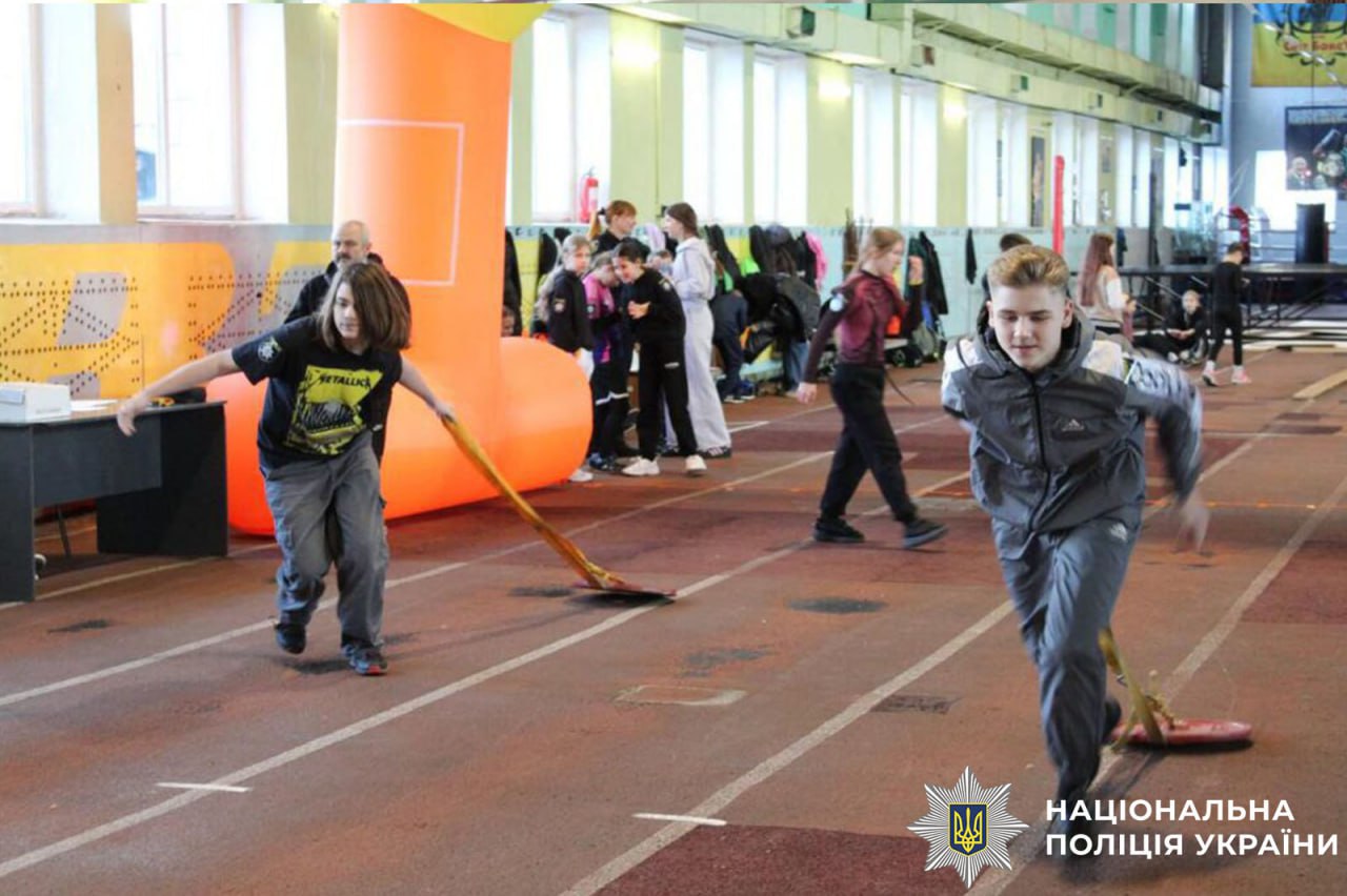 На фотографії зображено учасників заходу.