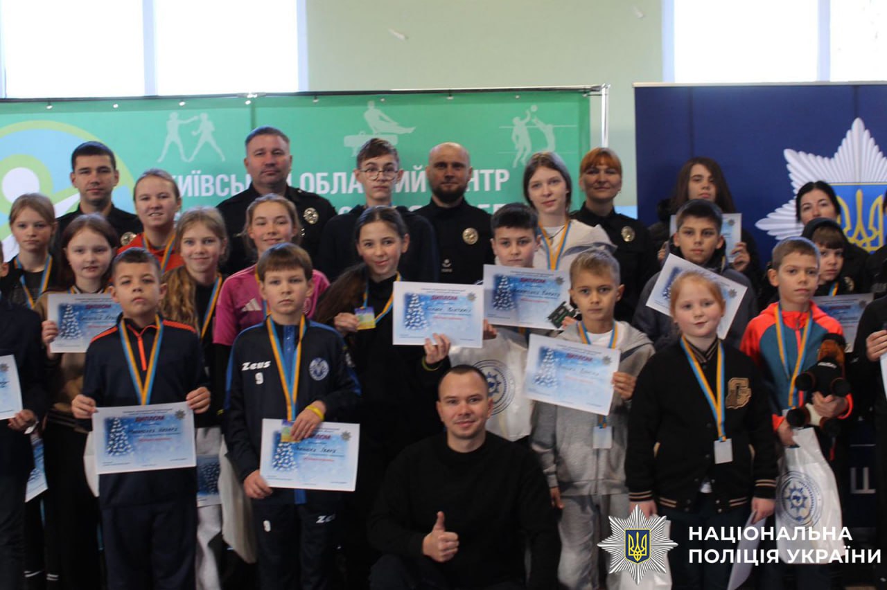 На фотографії зображено дітей, для яких були огранізовані спортивні змагання.