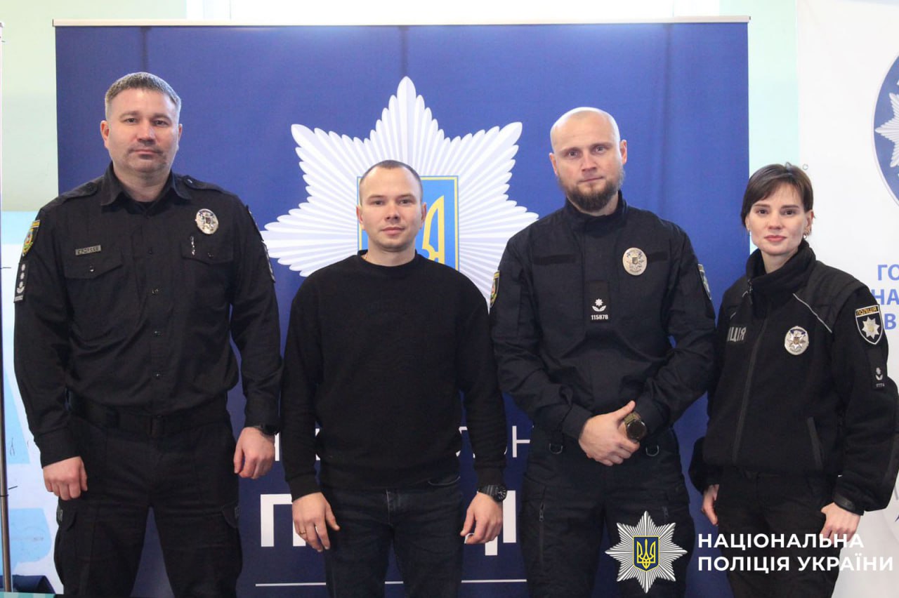 На фотографії зображено організаторів заходу.