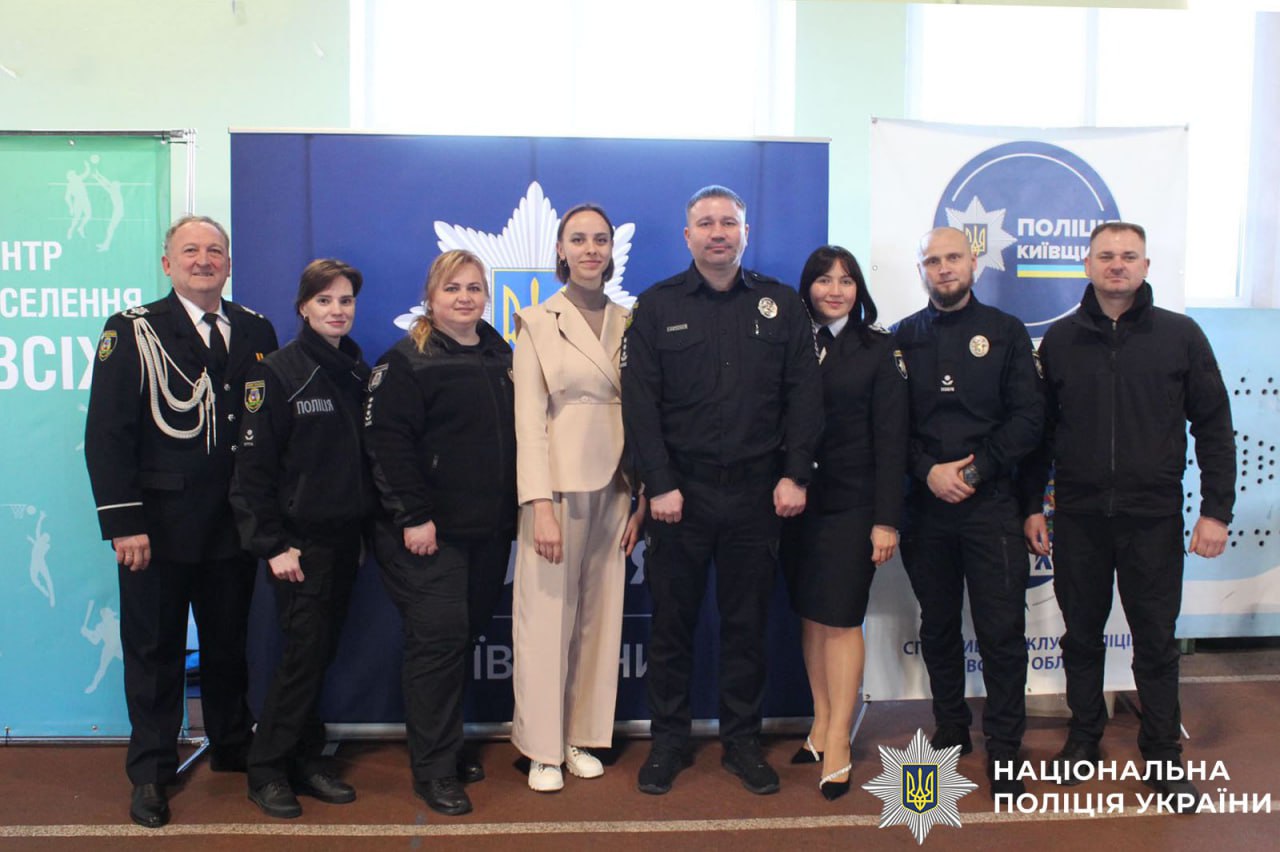 На фотографії зображено організаторів заходу.