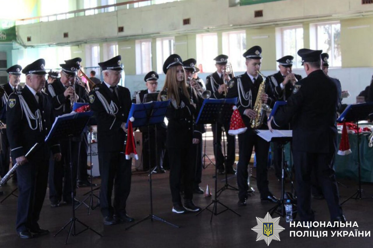 На фотографії зображено оркестр ГУНП, який брав участь у заході.