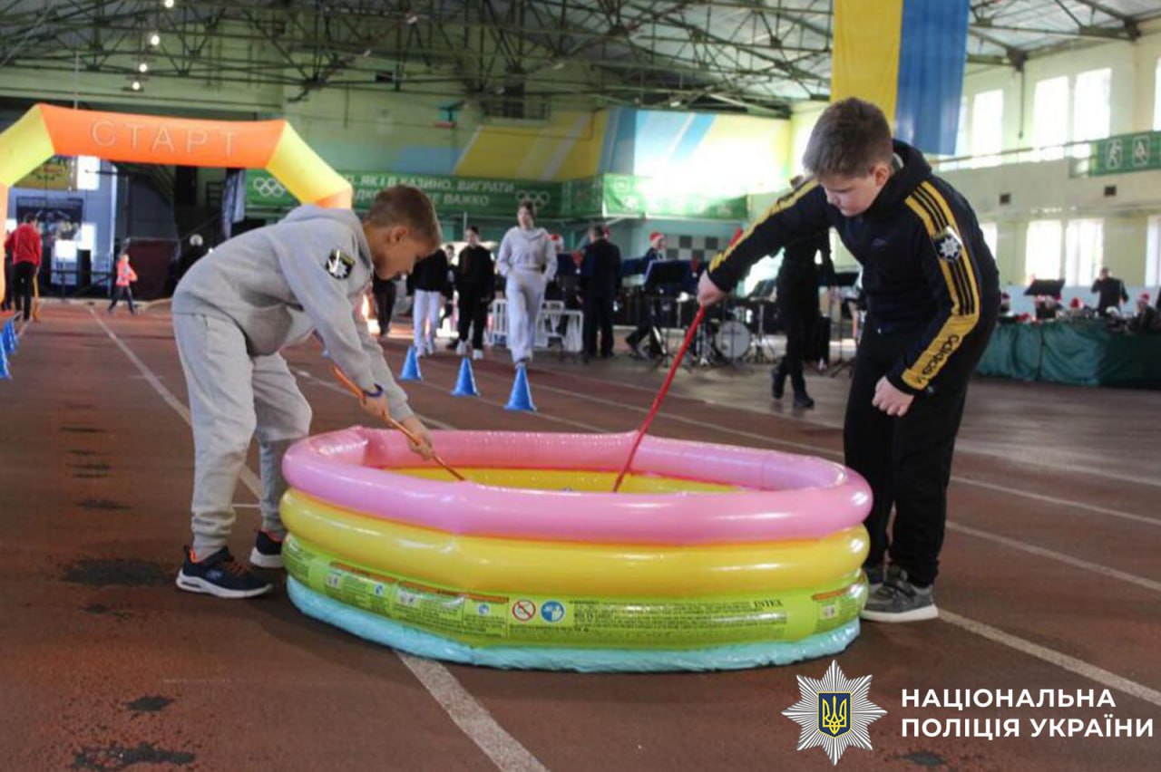 На фотографії зображено учасників заходу.