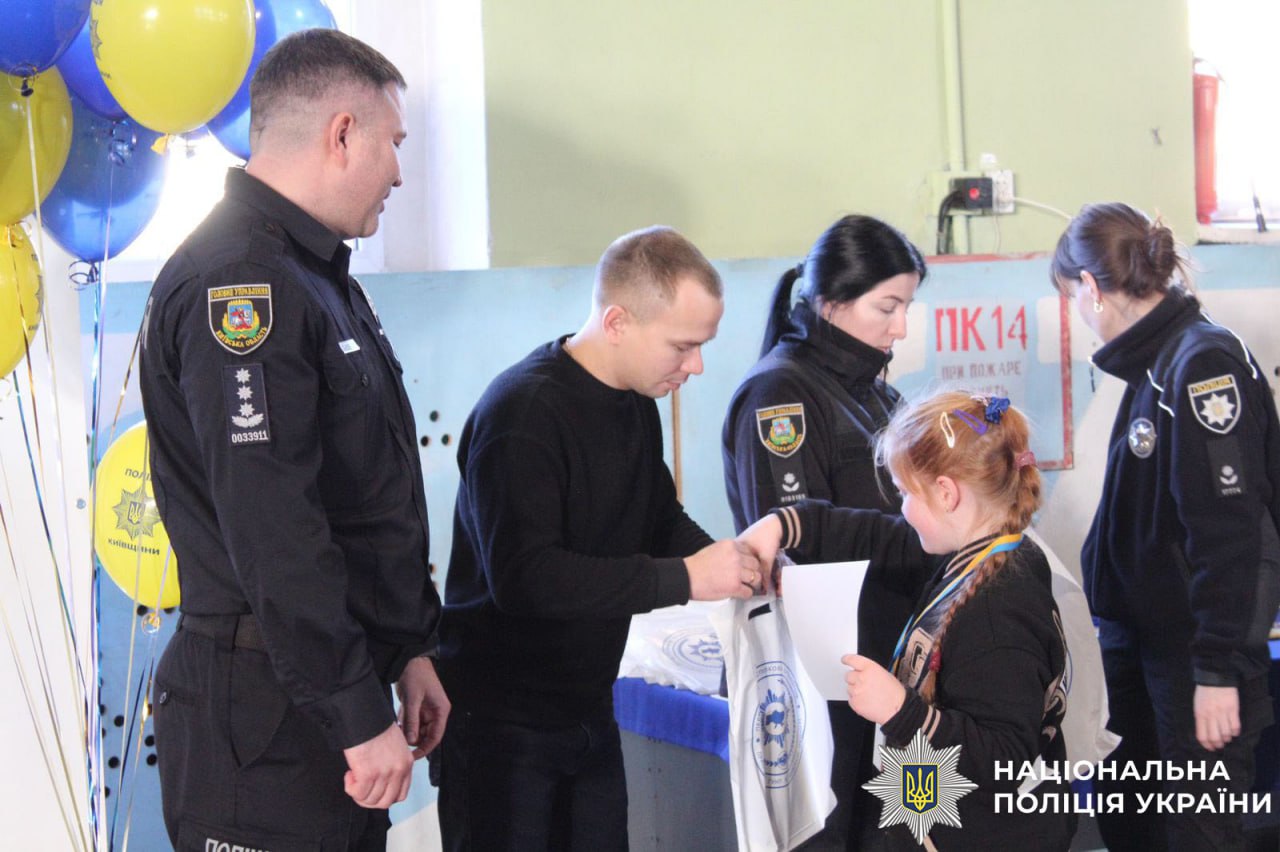 На фотографії зображено дитину, яка брала участь у заходах.