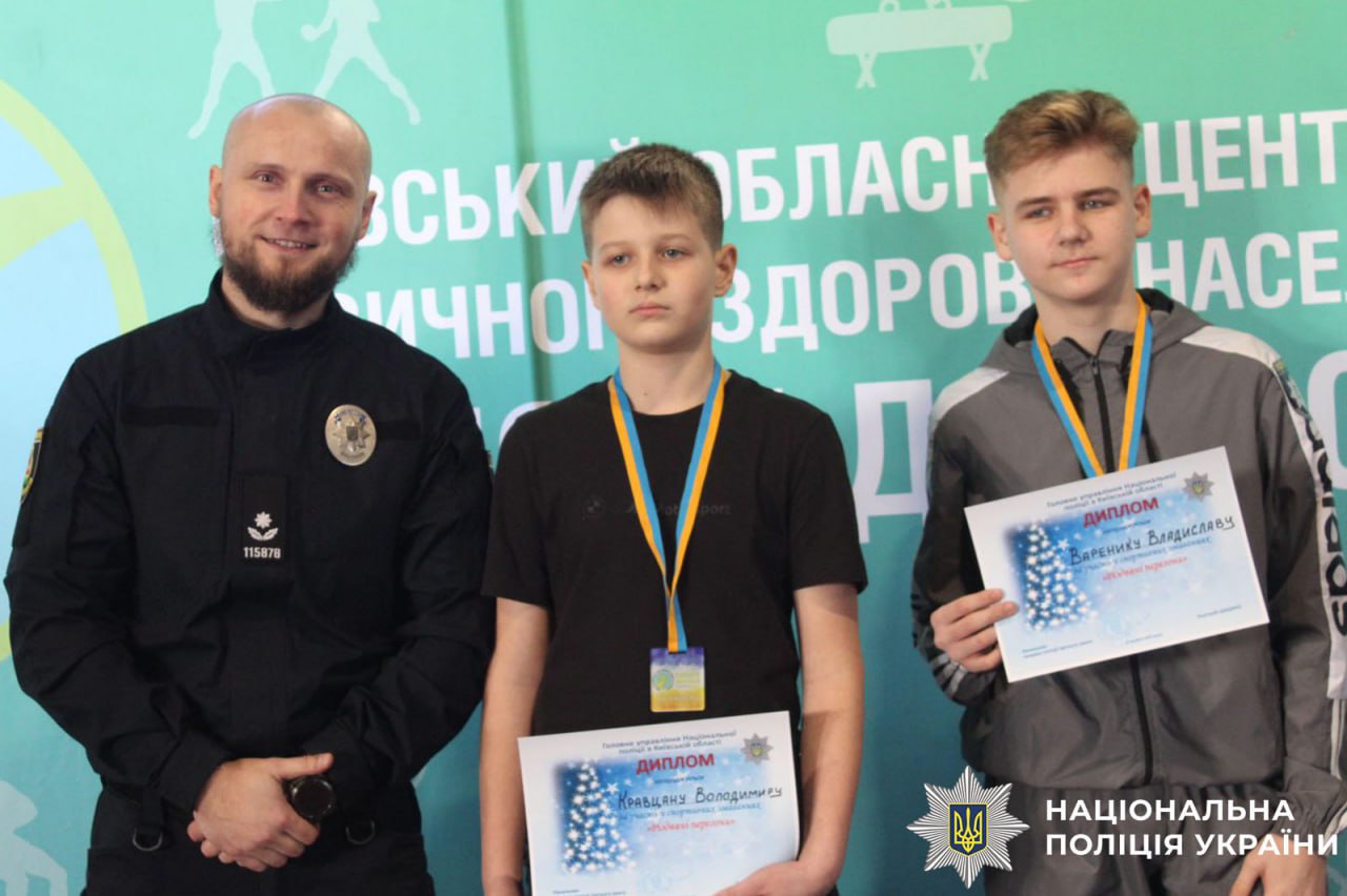 На фотографії зображено дітей, які брала участь у заходах.