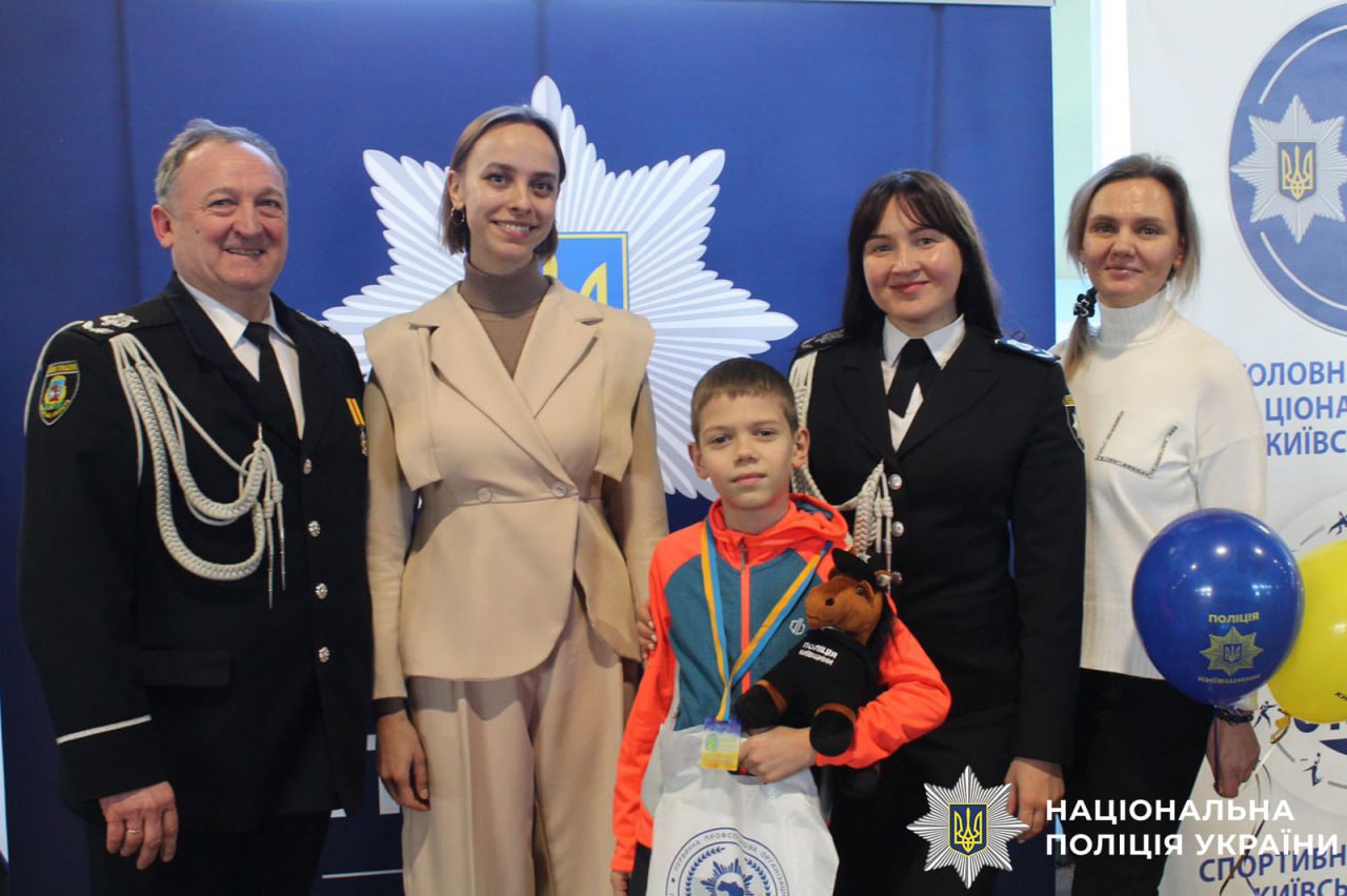 На фотографії зображено учасників заходу.