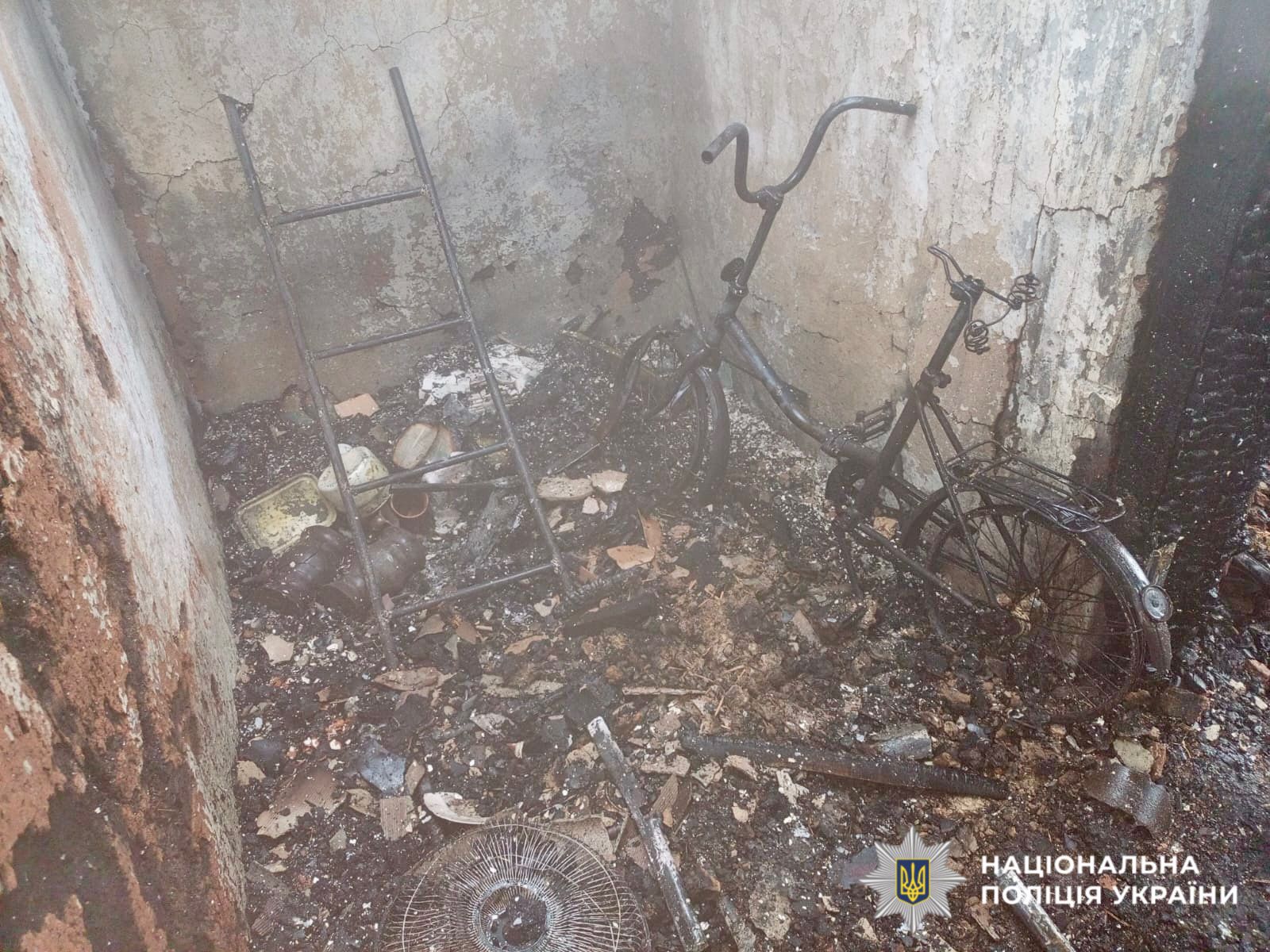 На фотографії зображено місце події, де відбулась пожежа.