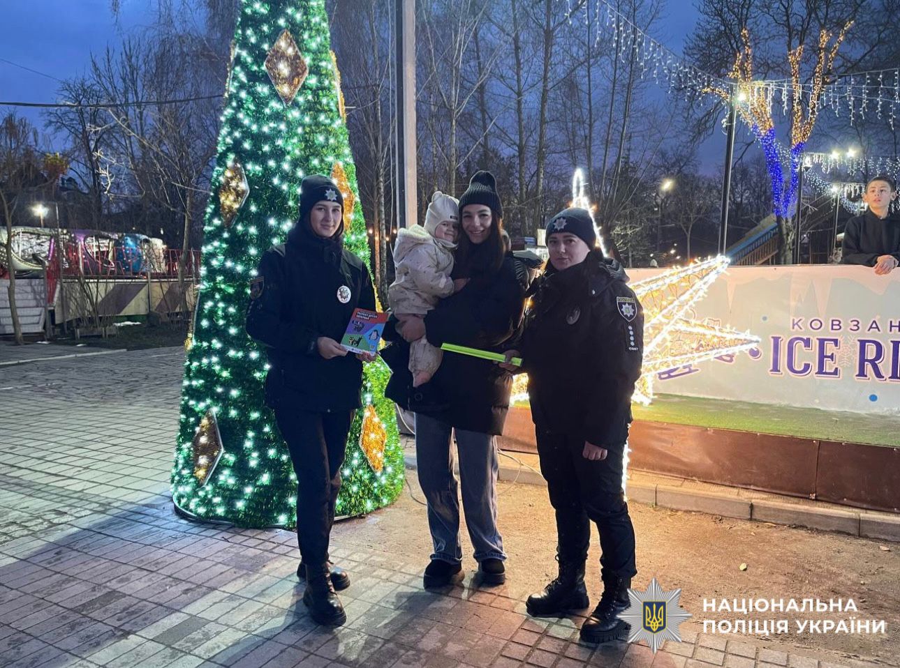 На фотографії зображено поліцейських та дитину під час спілкування про обов'язкове носіння світлоповертальних елементів.