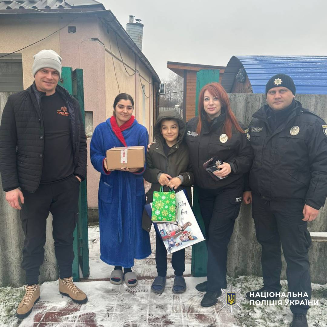 Поліцейські Харківщини спільно з благодійниками привітали малечу з новорічними святами