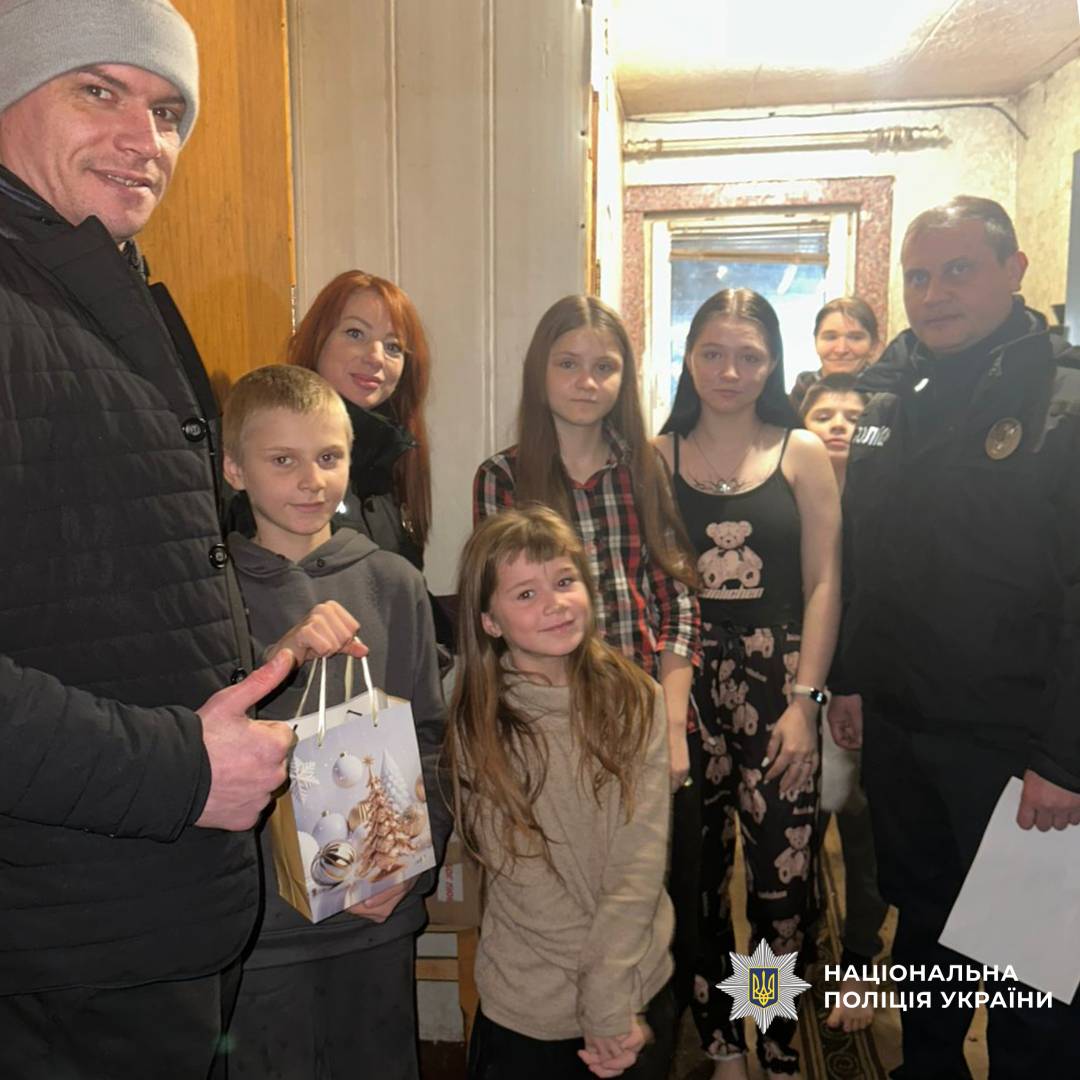 Поліцейські Харківщини спільно з благодійниками привітали малечу з новорічними святами