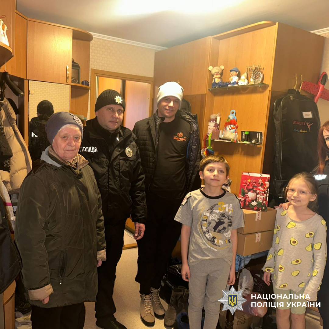 Поліцейські Харківщини спільно з благодійниками привітали малечу з новорічними святами