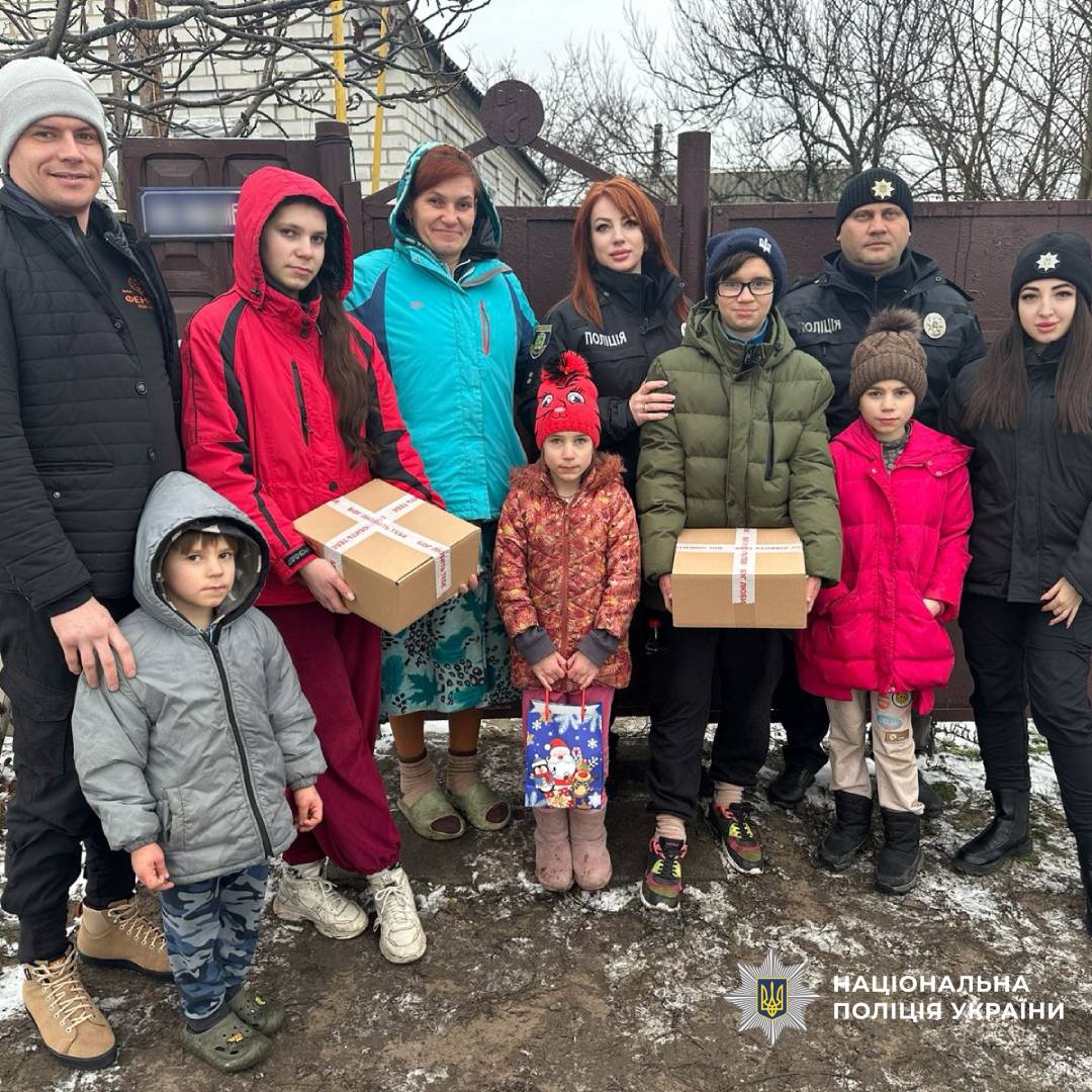 Поліцейські Харківщини спільно з благодійниками привітали малечу з новорічними святами