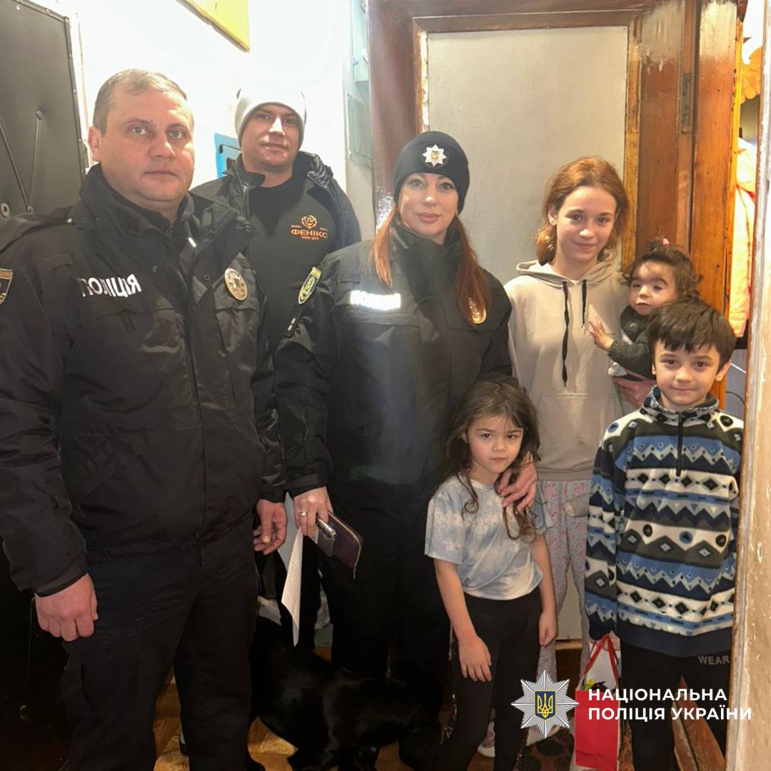 Поліцейські Харківщини спільно з благодійниками привітали малечу з новорічними святами
