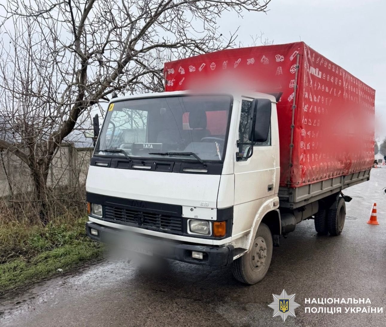 На фотографії зображено автомобіль, який є учасником ДТП.