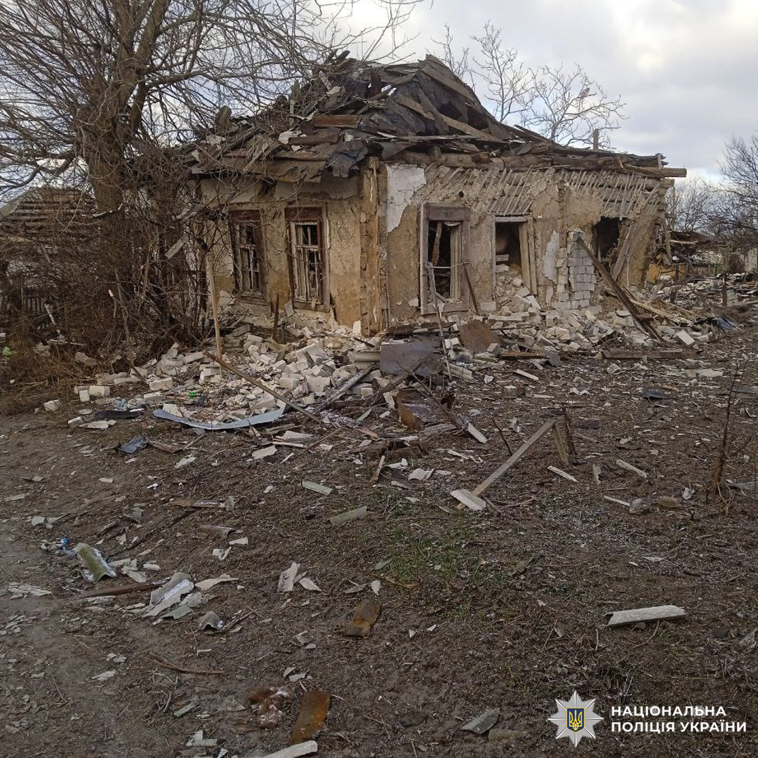 Зруйнований житловий будинок із частково обваленим дахом.