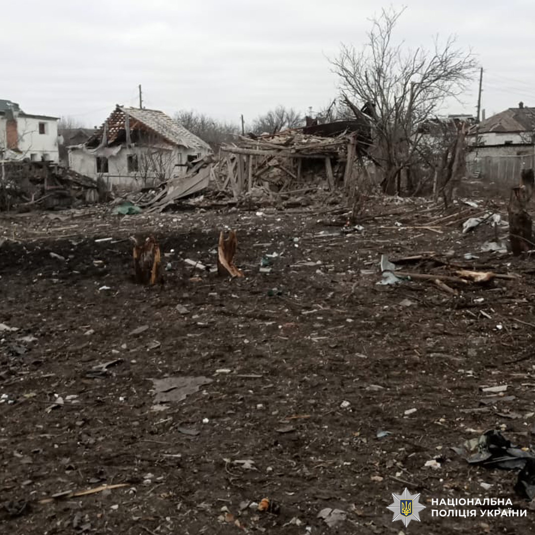 Зруйновані будівлі та уламки на території житлового району.