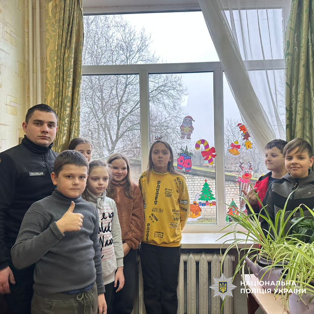 Ювенальні поліцейські Харківщини спільно з учнями провели профілактично-творчий захід «Різдвяні вікна»