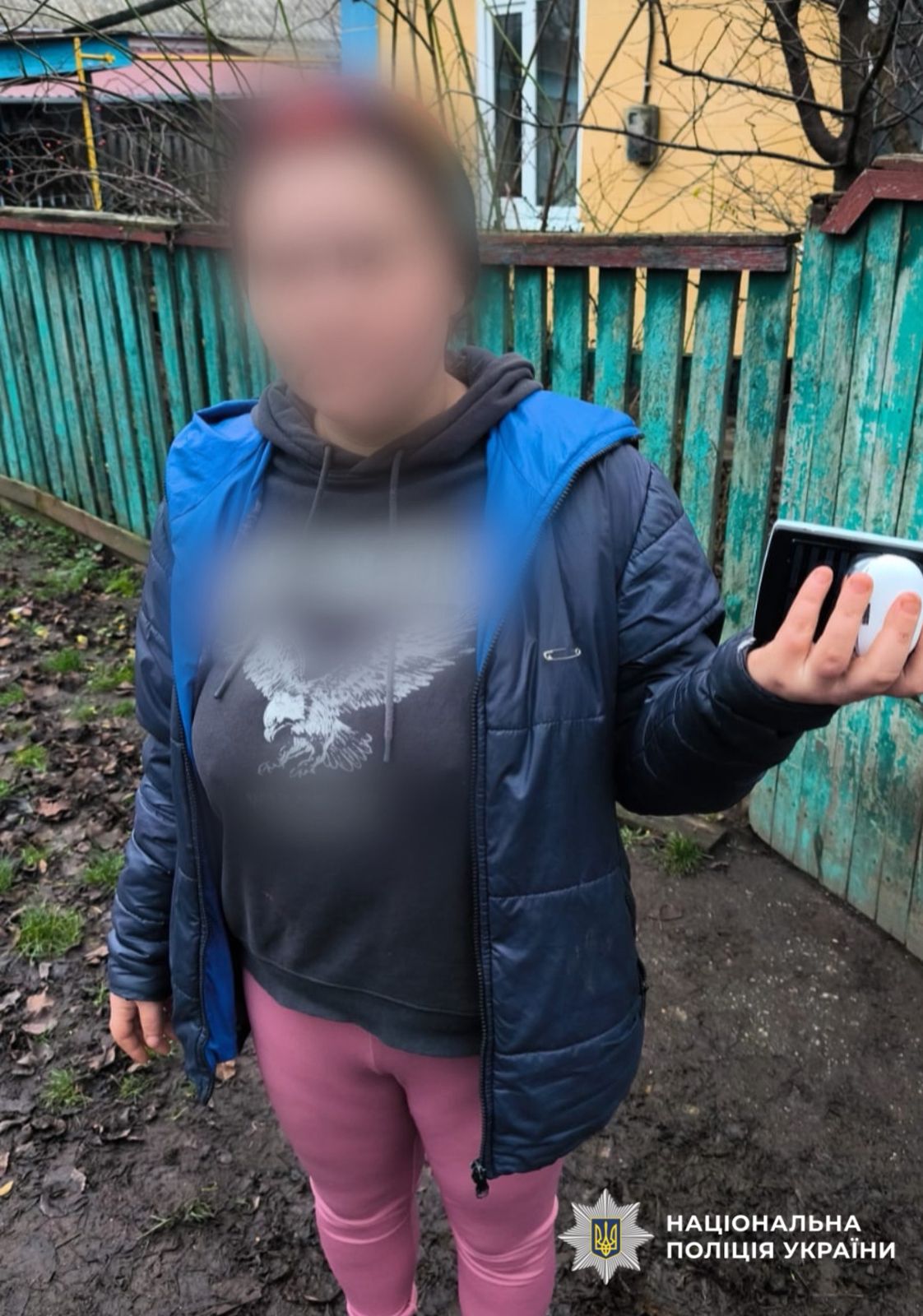 На фотографії зображено затриману зловмисницю за грабіж.