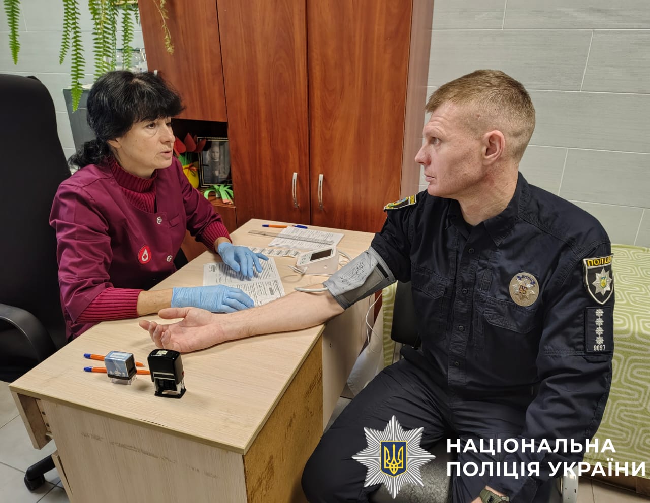 На фото зображено поліцейського та медпрацівника