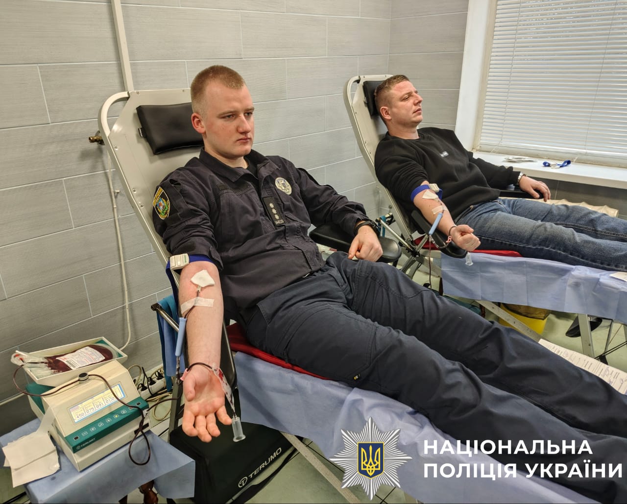 На фото зображено поліцейських підд час здачі крові