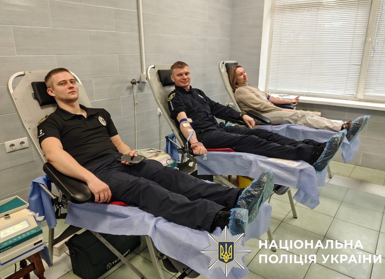 На фото зображено поліцейських підд час здачі крові