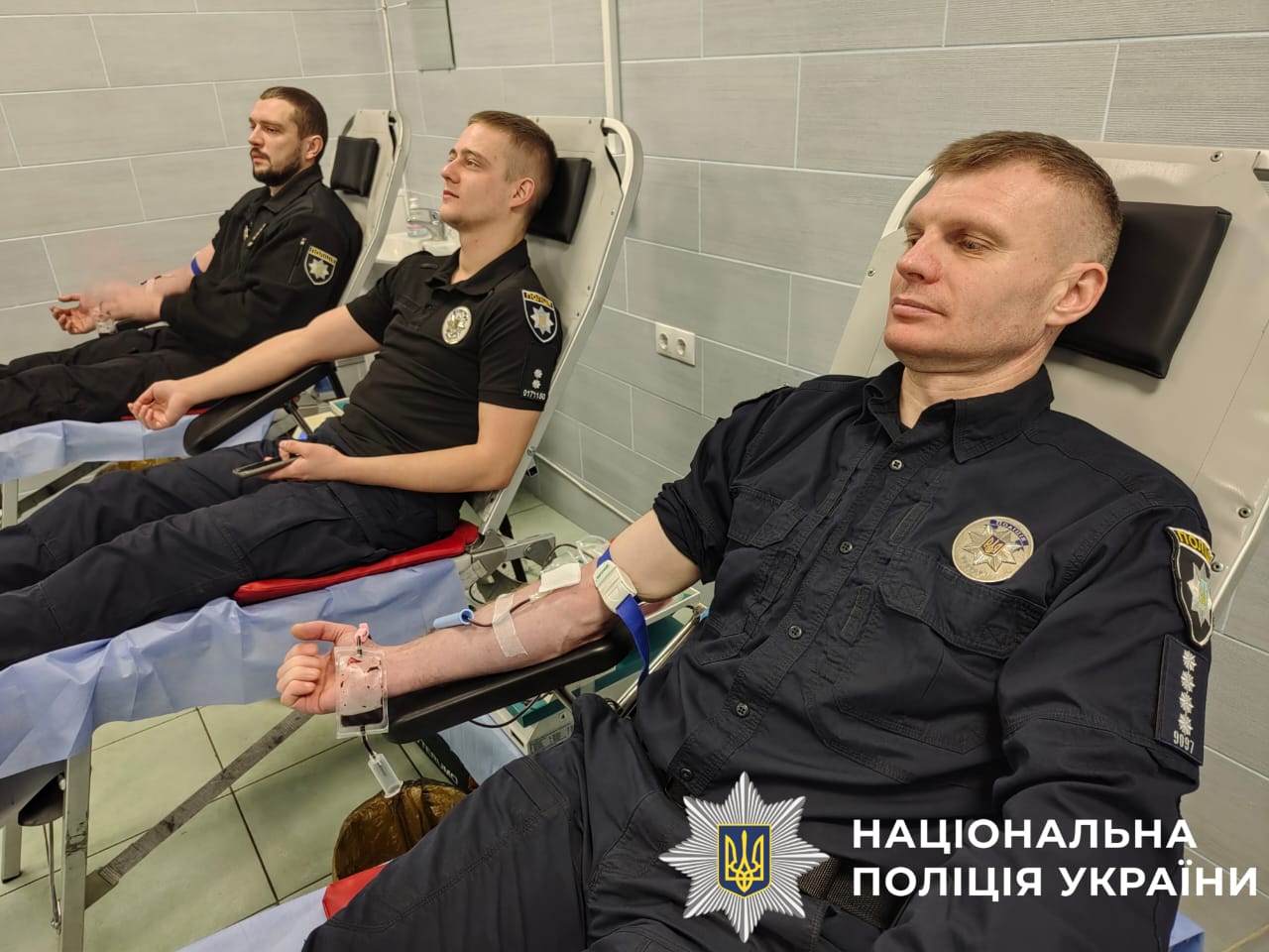 На фото зображено поліцейських підд час здачі крові