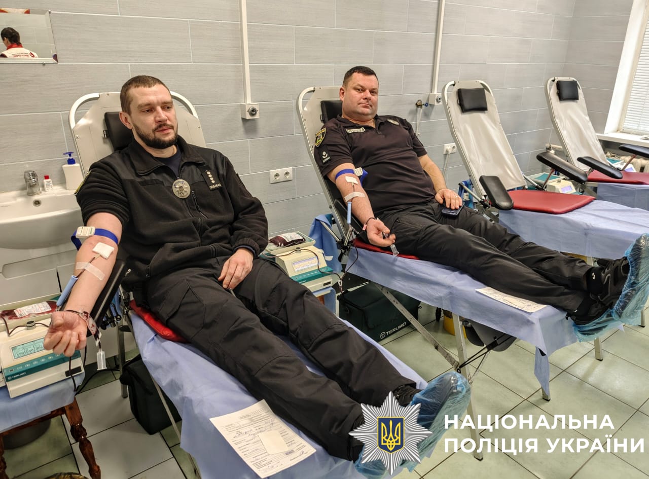 На фото зображено поліцейських підд час здачі крові