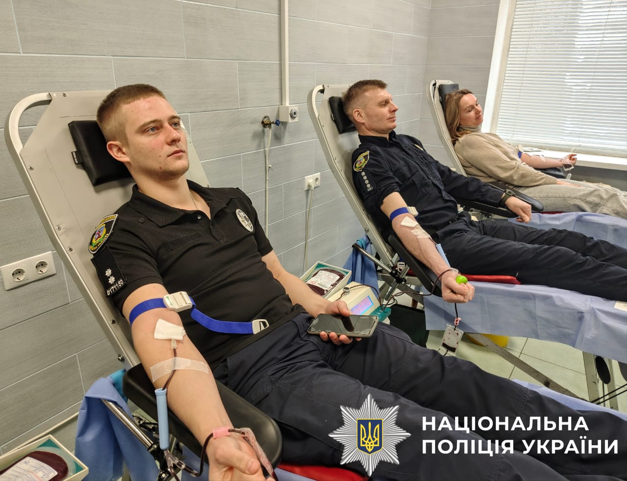 На фото зображено поліцейських підд час здачі крові