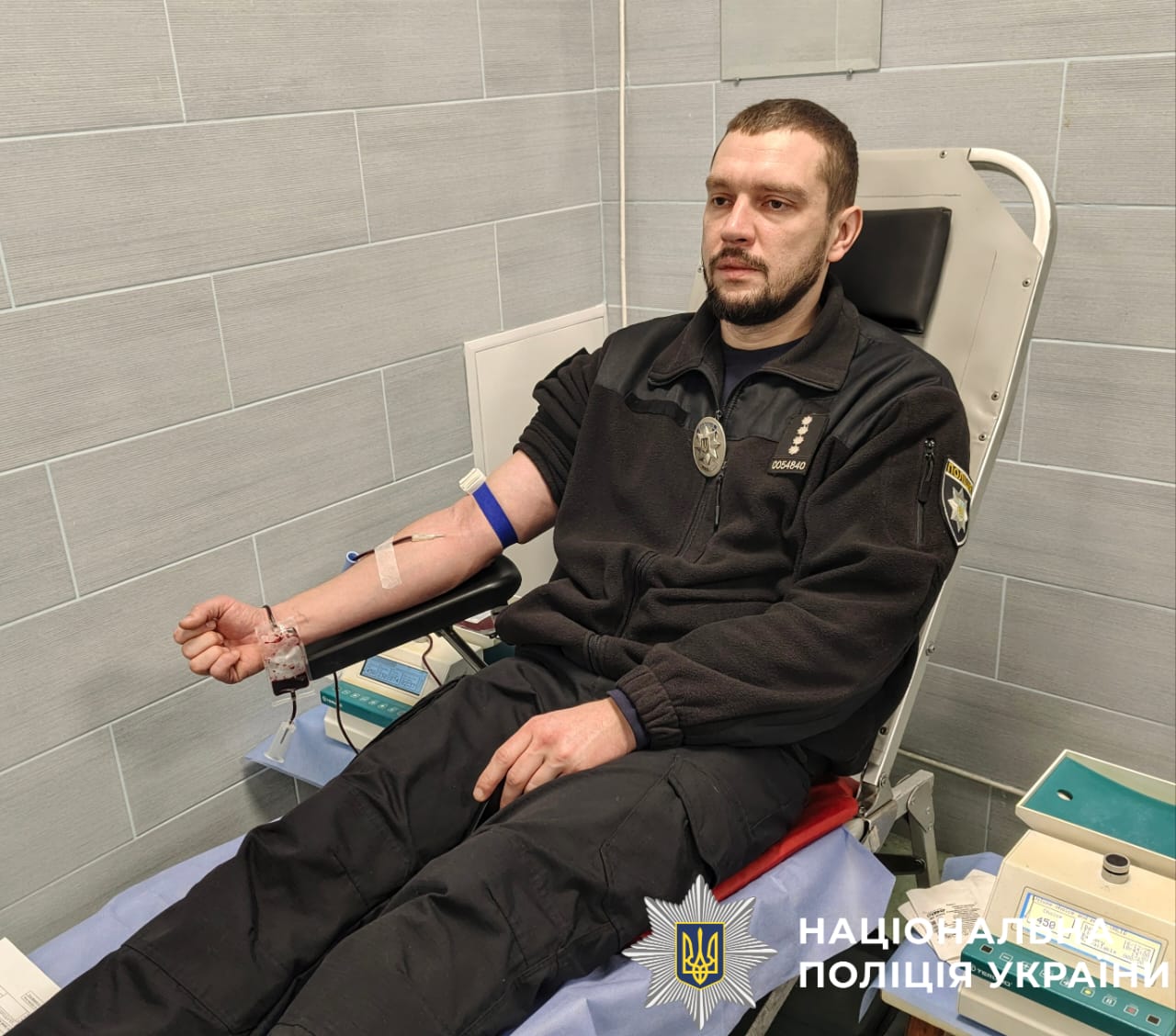 На фото зображено поліцейського підд час здачі крові