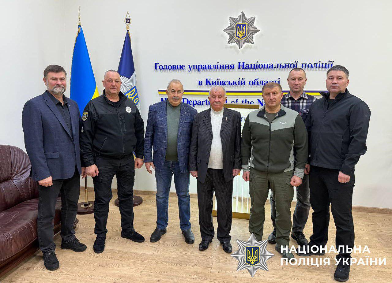 На фото зображені ветерани ОВС та керівництво ГУНП в Київській області