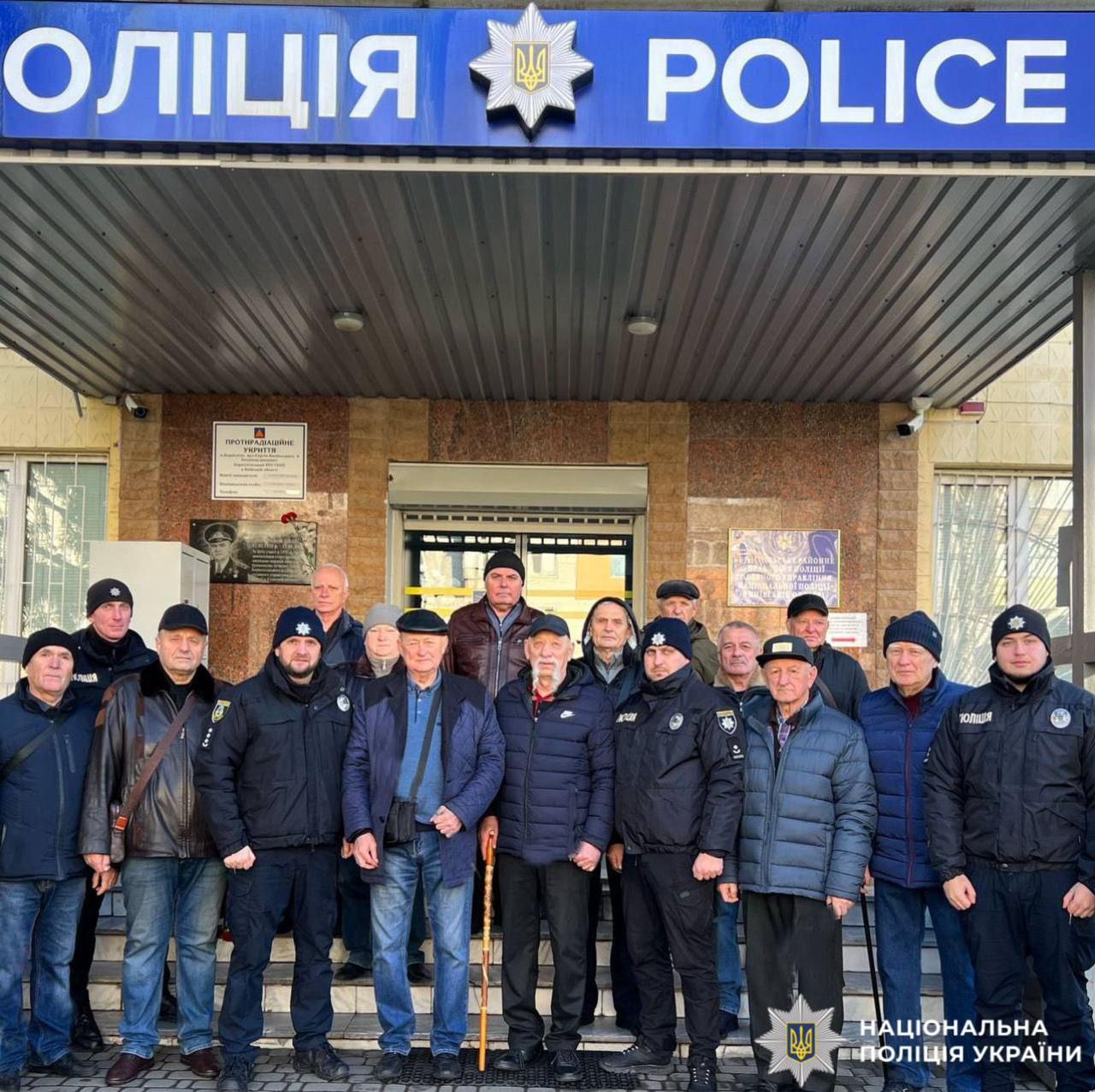 На фото зображені ветерани ОВС