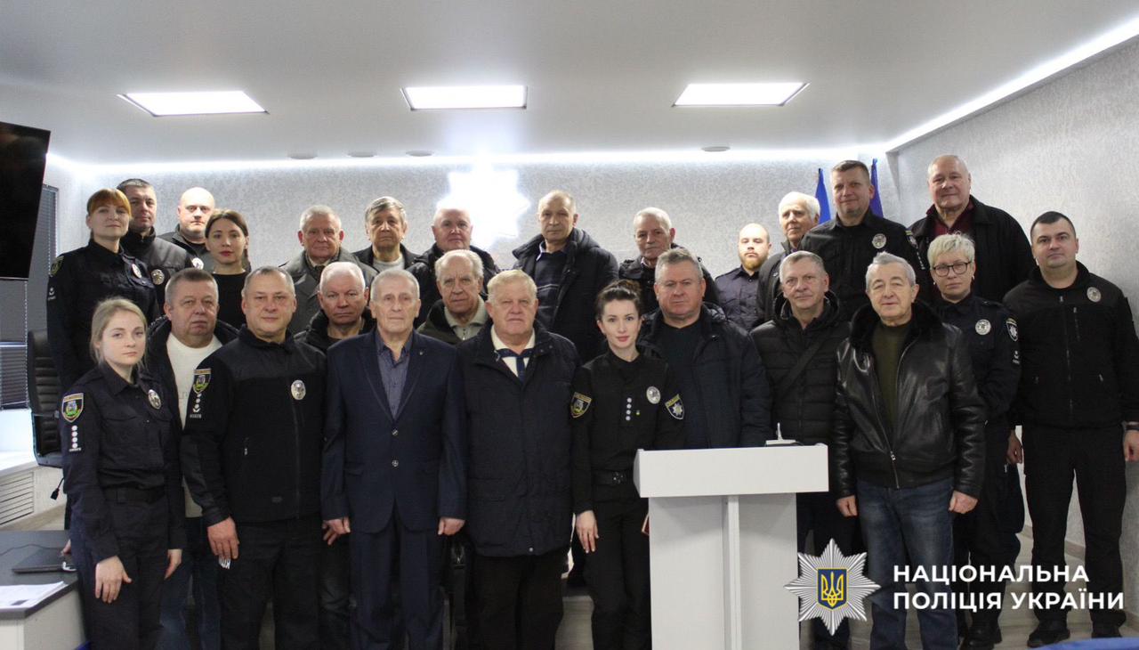 На фото зображені ветерани ОВС