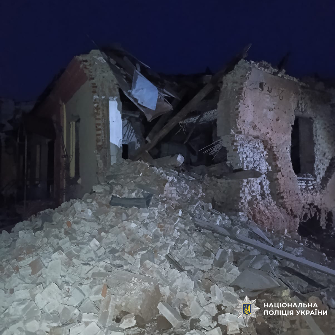Загинуло подружжя: поліція документує наслідки авіаудару по місту Ізюм