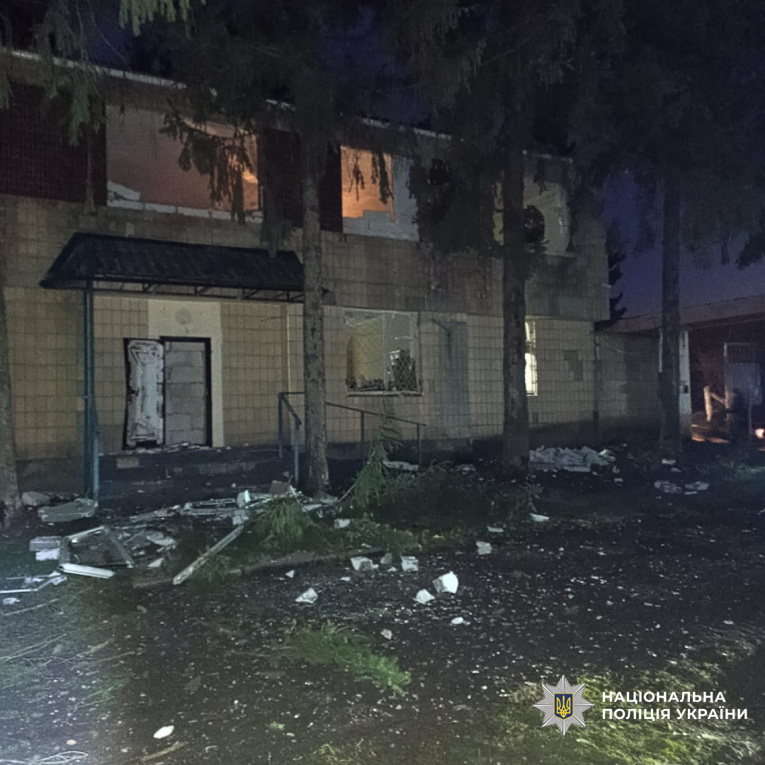 Загинуло подружжя: поліція документує наслідки авіаудару по місту Ізюм