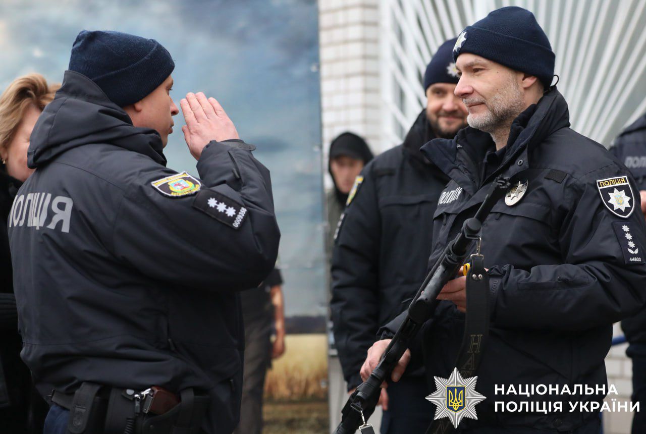 На фото зображені працівники поліції