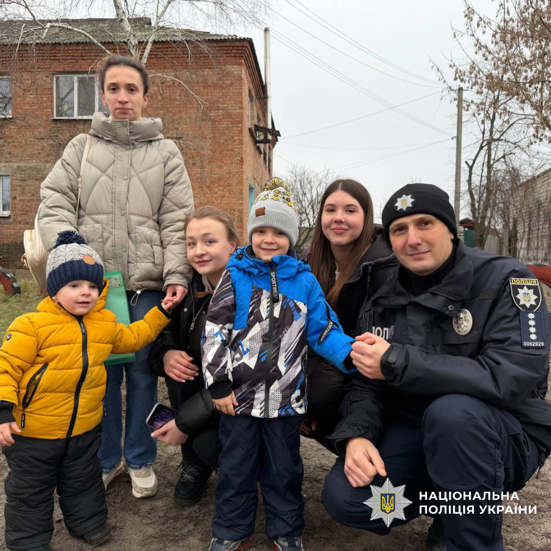 Поліцейські Зміївської громади спільно з громадською організацією привітали дітей з новорічними святами
