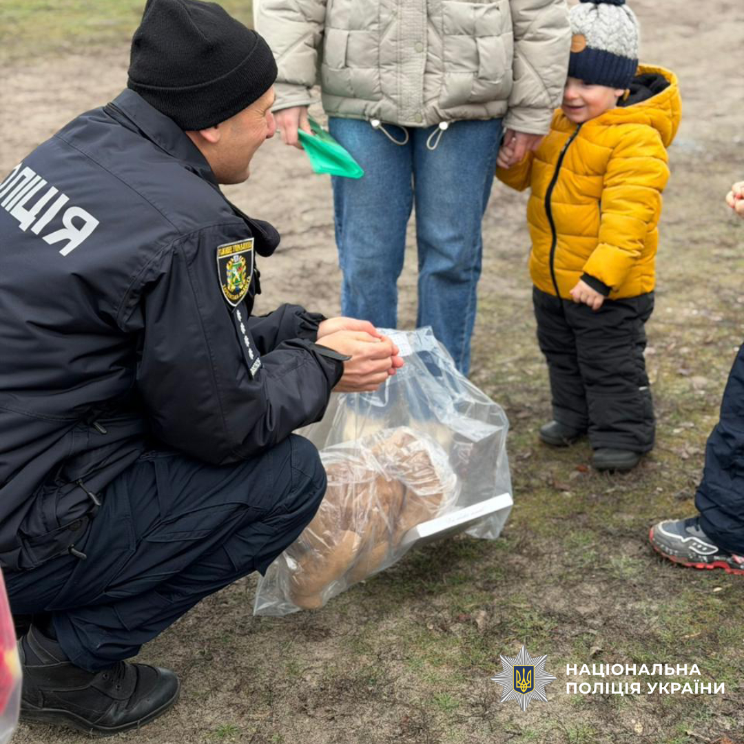 Поліцейські Зміївської громади спільно з громадською організацією привітали дітей з новорічними святами