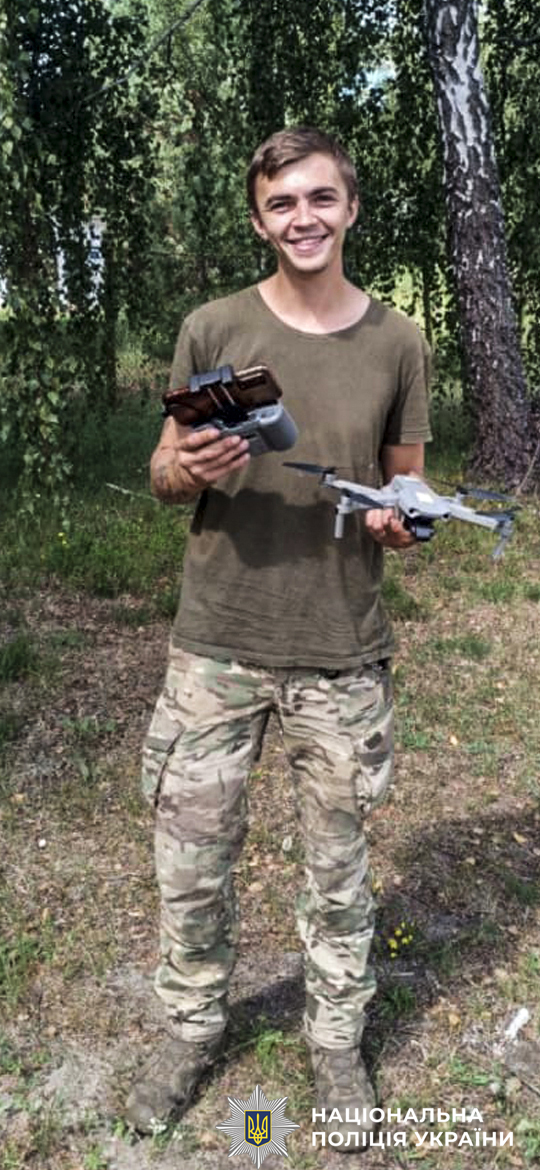 На фото Юрій Лисенко з дроном.