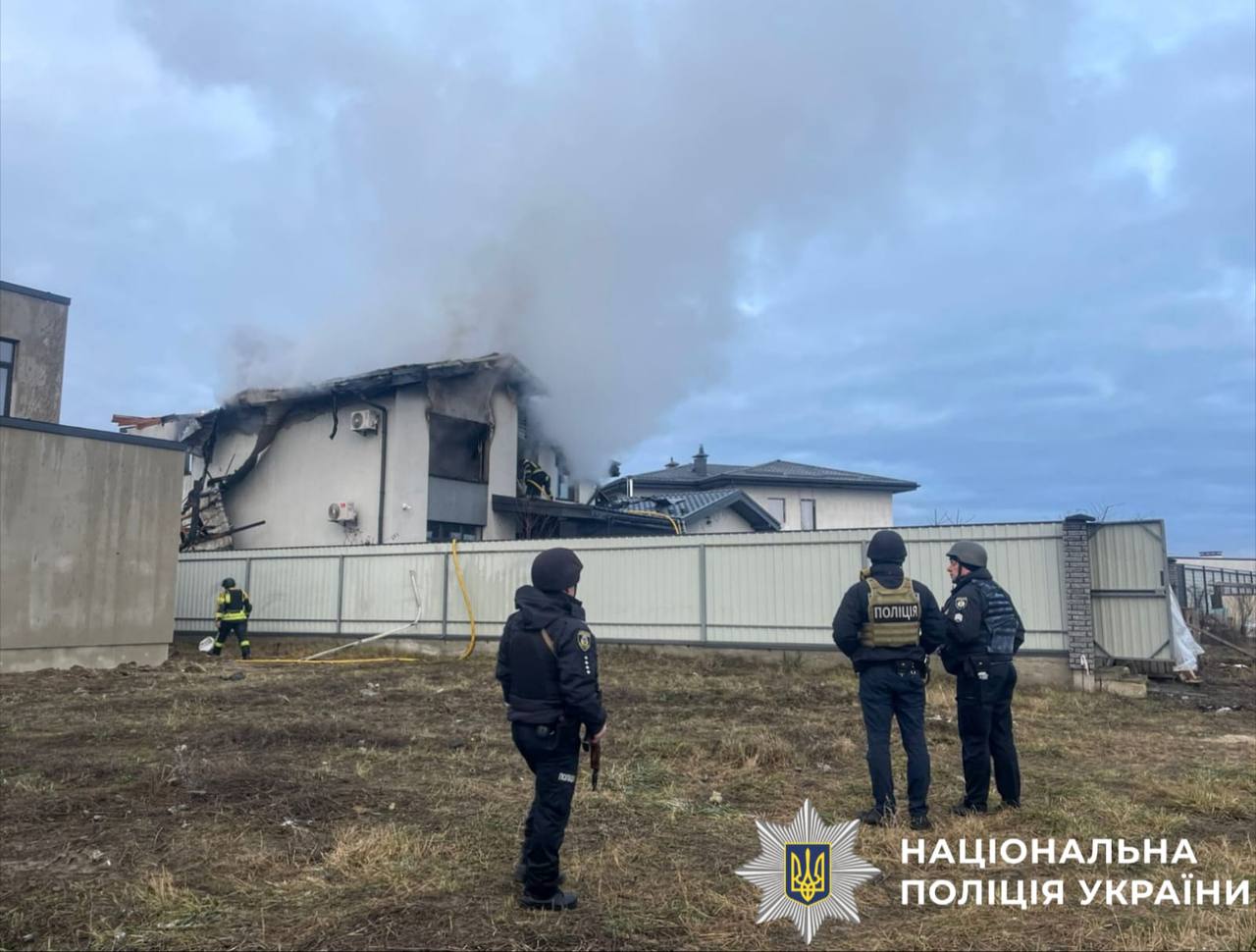 На фото пошкоджений будинок та поліцейські, які прибули на місце події.