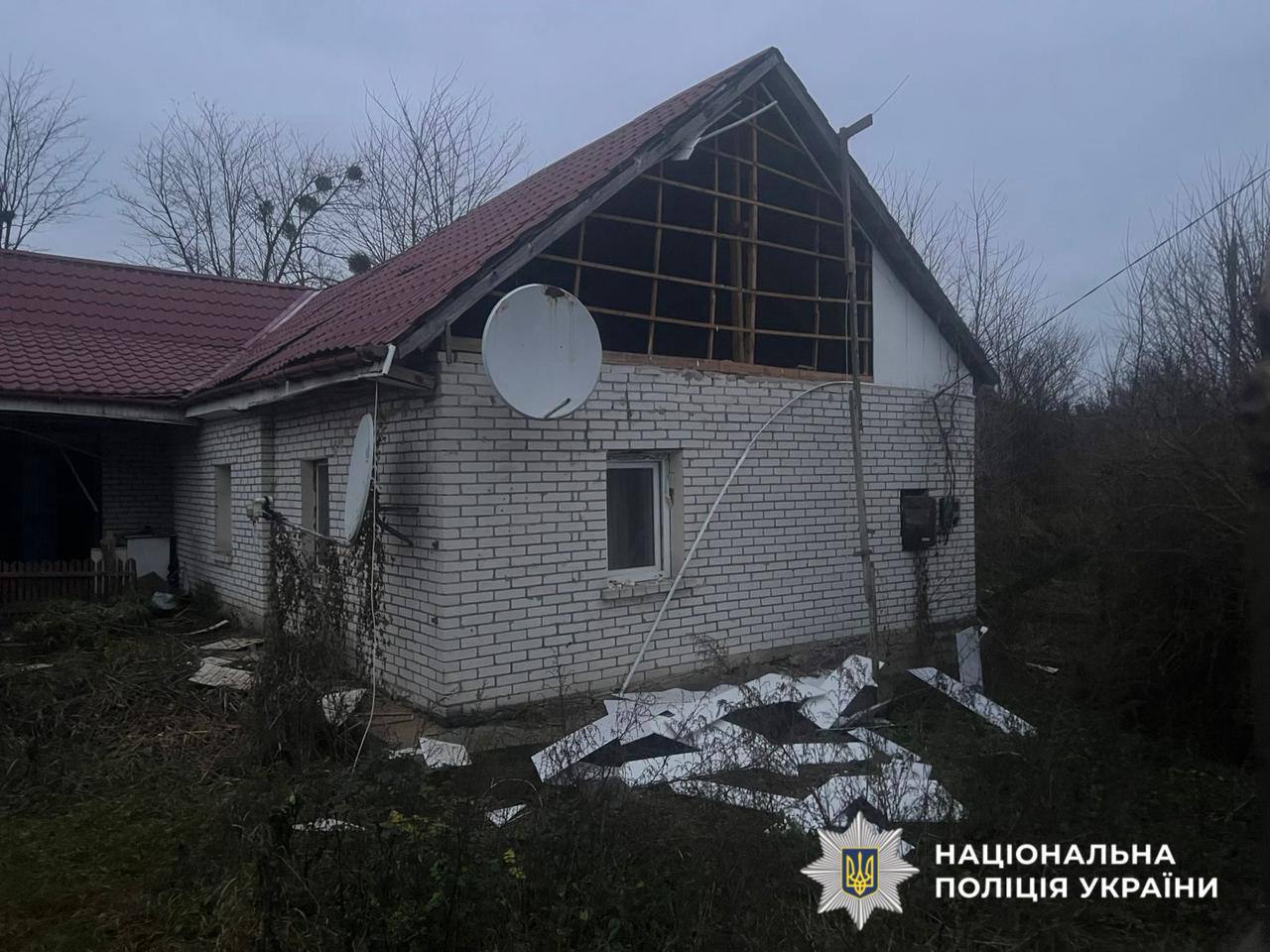 На фото пошкоджений будинок.