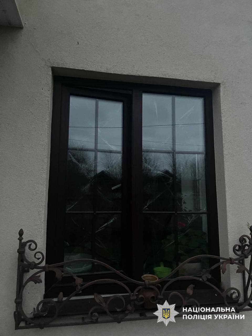 На фото пошкоджена частина будинку.