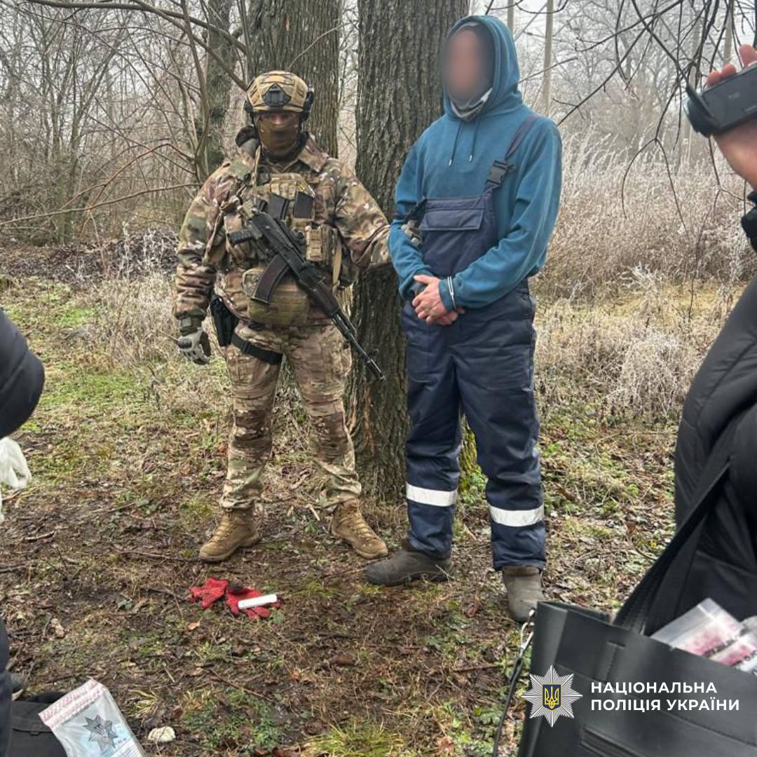 Поліція Харківщини викрила чоловіка, який вимагав гроші у підприємця, погрожуючи насильством та підпалом