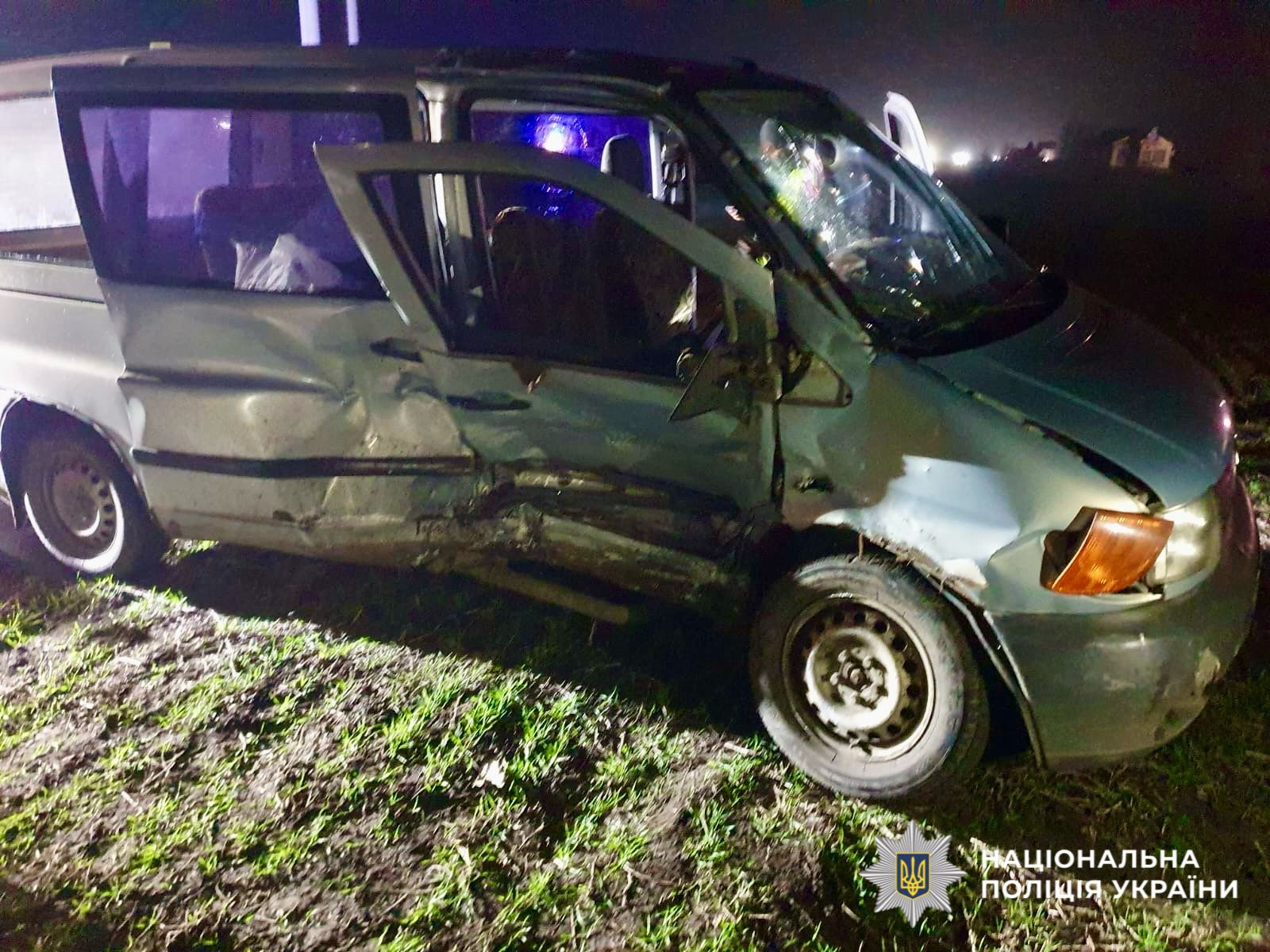 На фотографії зображено автомобіль, який є учасником ДТП.