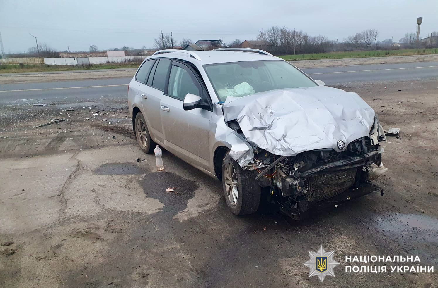 На фотографії зображено автомобіль, який є учасником ДТП.