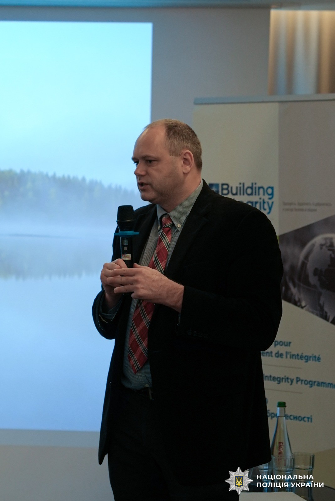 На фотографії зображено учасника тренінгу для перезавантаження підходів до доброчесності.