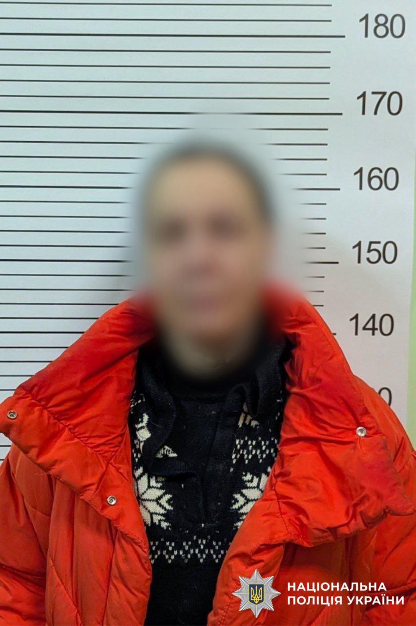 На фотографії зображено затриману зловмисницю.